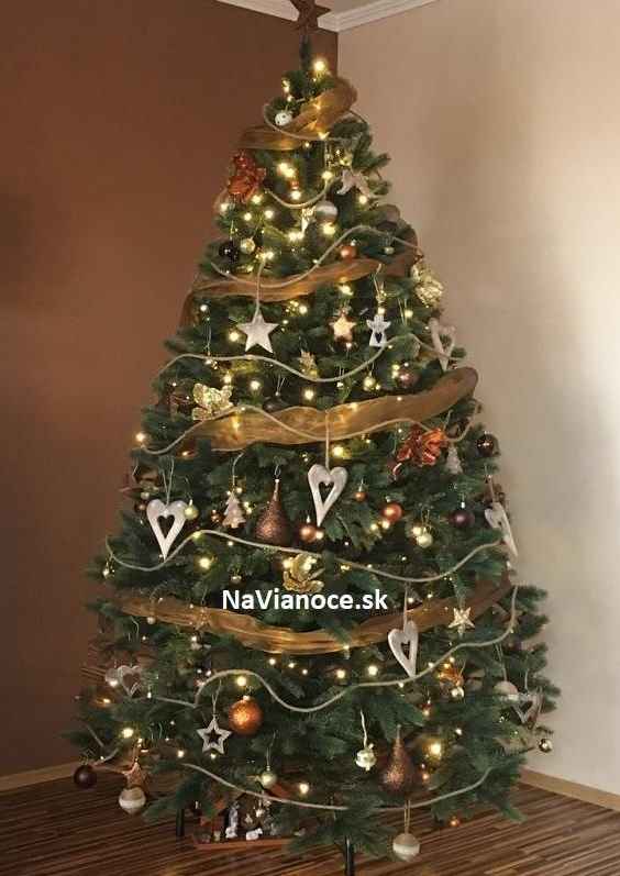 ozdobený vianočný stromček