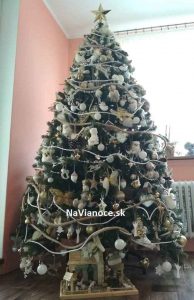 ozdobené vianočné stromčeky
